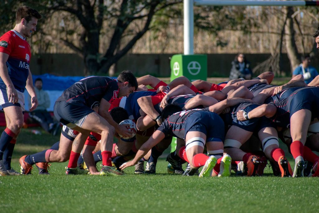 Tribunes d’un stade de rugby remplies de supporters pendant un match