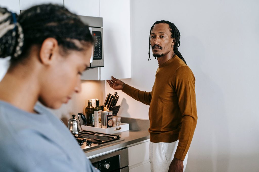 Couple en pleine discussion tendue sur un reproche