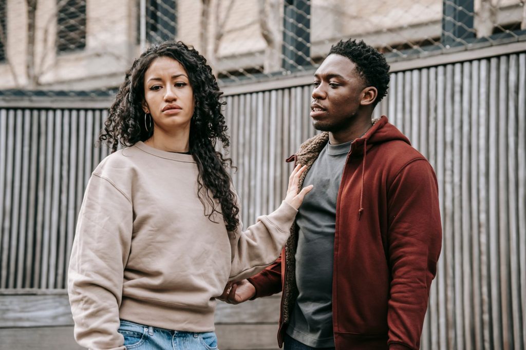 Une personne détourne le regard pendant une discussion tendue