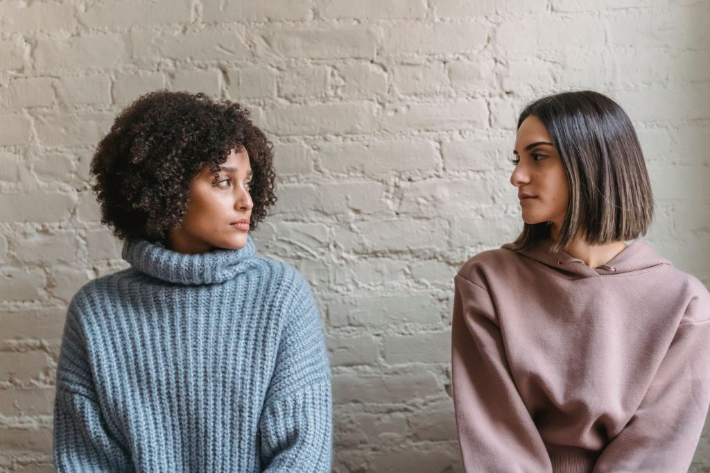 Une femme et un homme en conversation attentive face à face
