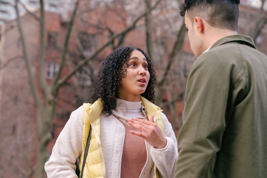 Un couple ayant une conversation sérieuse sur la communication et le besoin de contrôle