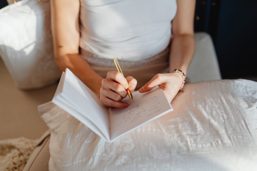 Femme écrivant dans un carnet le matin pour clarifier ses émotions
