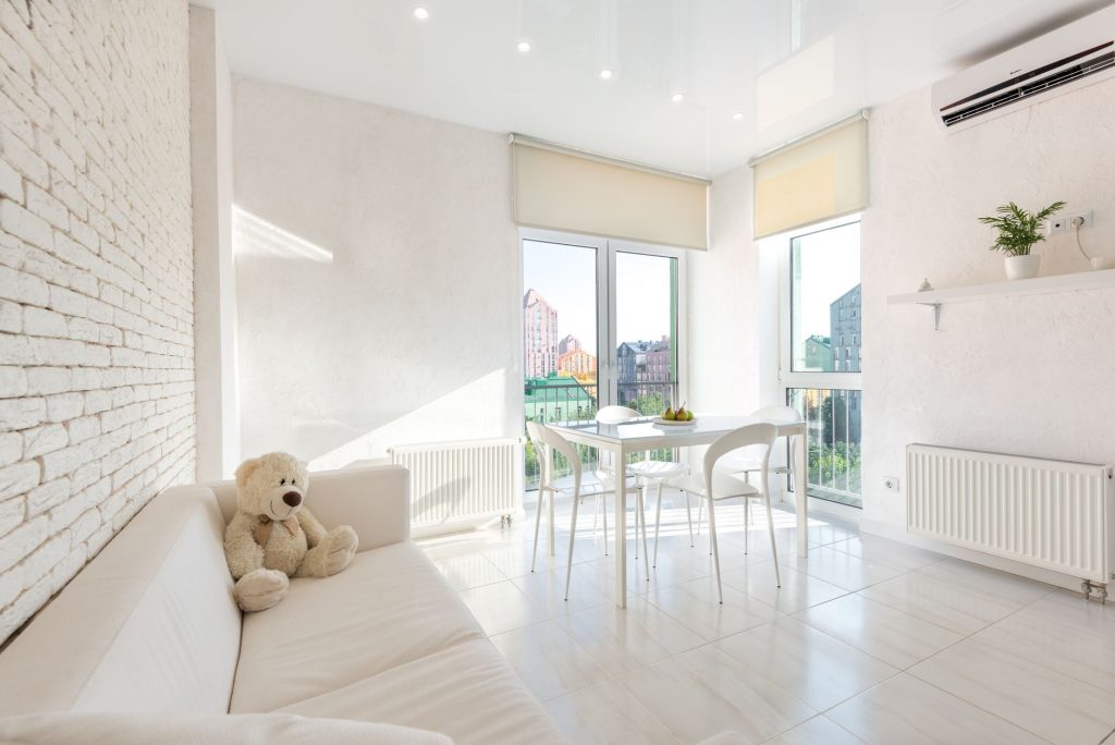 Fenêtre ouverte dans un salon lumineux pour renouveler l&rsquo;air intérieur