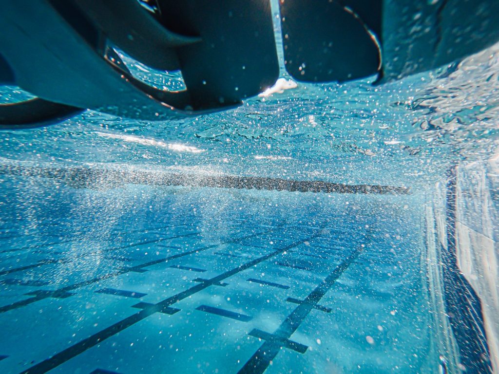 Nageurs pratiquant un sport subaquatique en piscine profonde
