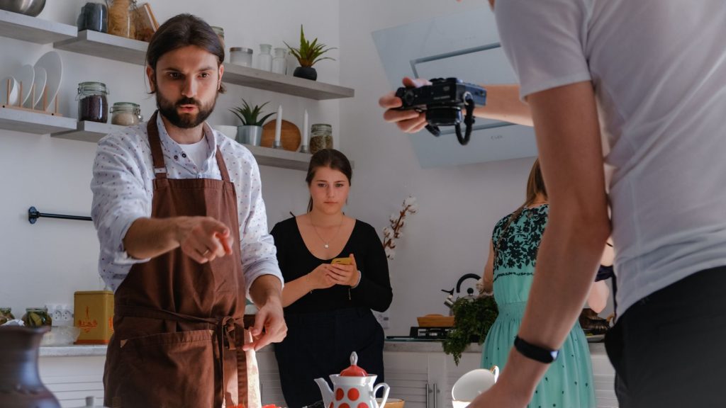 Participants à un atelier collectif en train d’apprendre ensemble, format idéal pour rencontrer de nouvelles personnes