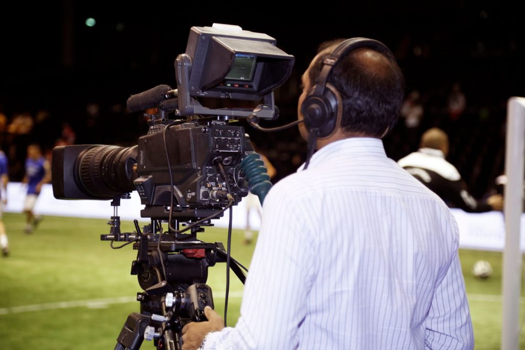 Journaliste sportive en plateau de télévision