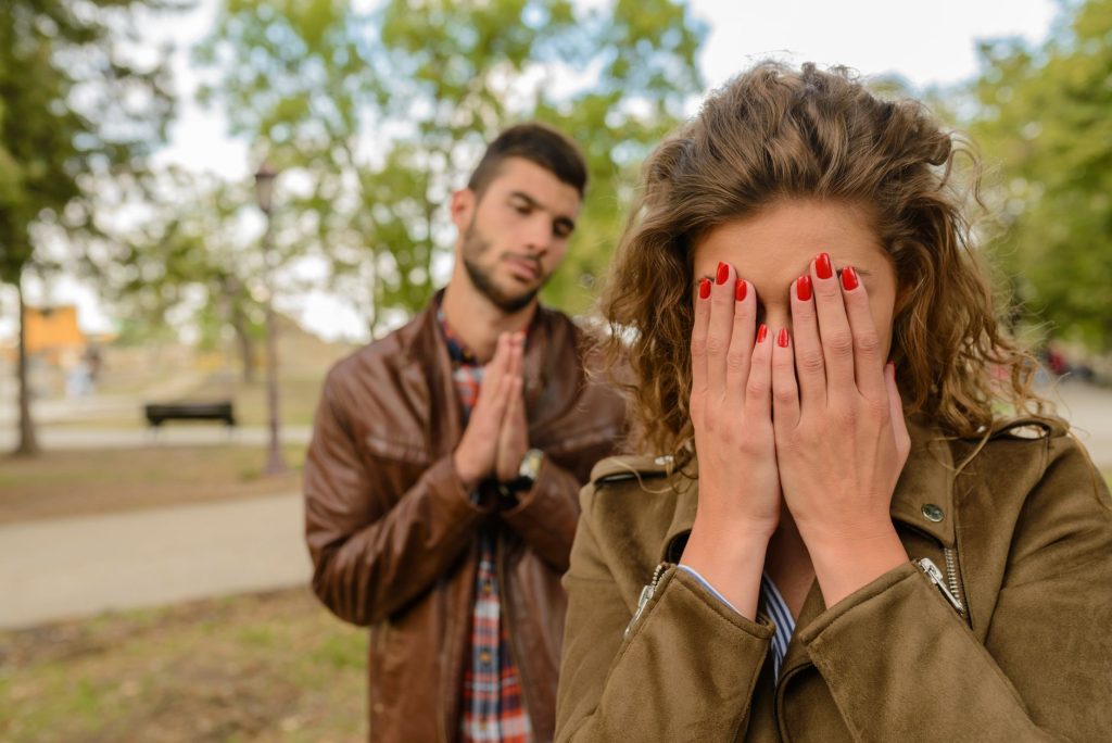 Couple se tenant la main apres une reconciliation